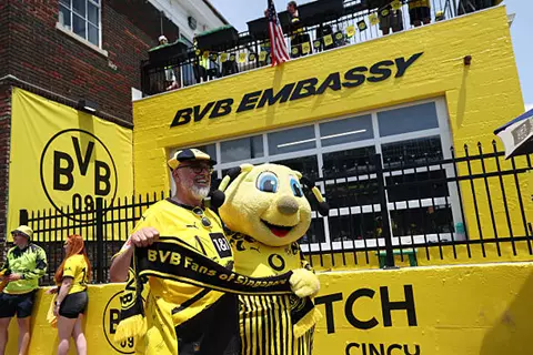 تميمة ومصافحة متبادلة.. أجواء ما قبل مباراة بروسيا دورتموند وأولسان (صور)